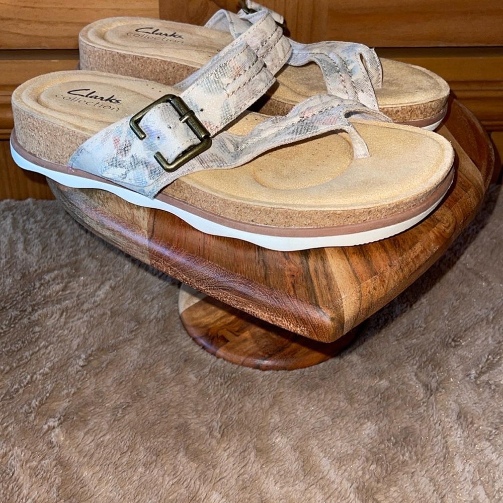 Clarks Brynn printed beige Sandals Comfort Thong Design